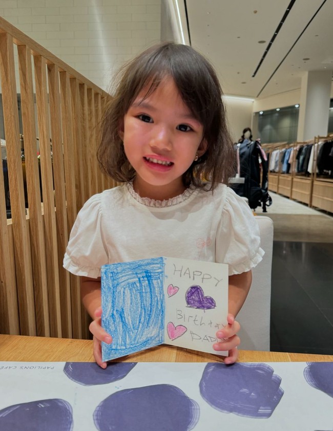 Claire juga sudah menyiapkan kartu ucapan ulang tahun untuk ayahnya. Di kartu ucapannya itu tertulis, Happy Birthday Daddy. Foto: Instagram/@missclaireherbowo