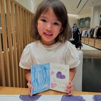 Claire juga sudah menyiapkan kartu ucapan ulang tahun untuk ayahnya. Di kartu ucapannya itu tertulis, Happy Birthday Daddy. Foto: Instagram/@missclaireherbowo