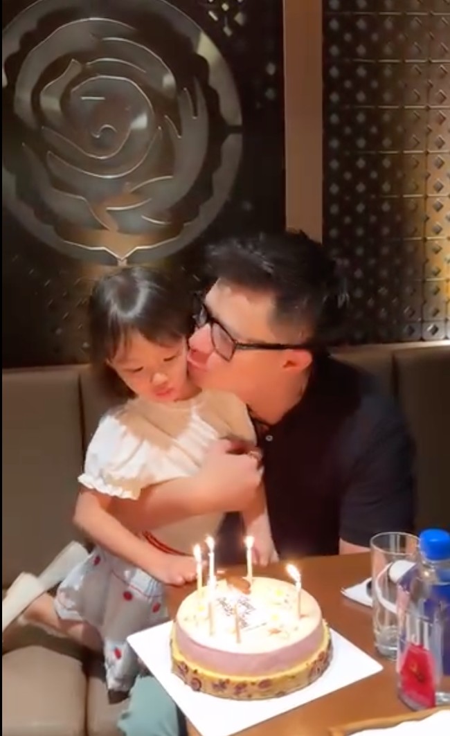 David pun langsung merangkul dan mencium putrinya yang kini berusia 4 tahun. Foto: Instagram/@missclaireherbowo