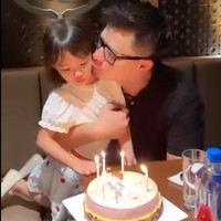 David pun langsung merangkul dan mencium putrinya yang kini berusia 4 tahun. Foto: Instagram/@missclaireherbowo