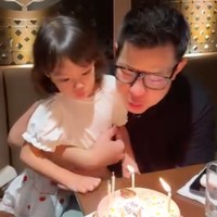 David dan Claire juga terlihat bersama-sama meniup lilin di kue ulang tahunnya itu.  Foto: Instagram/@missclaireherbowo