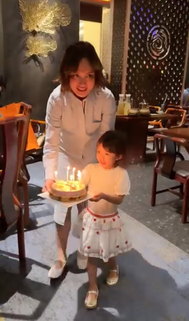 Shandy Aulia kembali mencuri atensi kala terlihat menemani anaknya, Claire Herbowo, untuk memberikan kejutan ulang tahun kepada mantan suami, David Herbowo. Meski sudah berpisah, namun Shandy dan David tampaknya masih berhubungan baik untuk sama-sama membesarkan anak mereka. Foto: Instagram/@missclaireherbowo