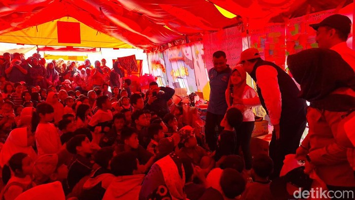 Suasana Suka Cita di Tenda Pengungsian Gempa Bandung