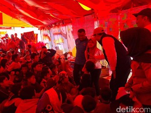 Ruang Terbatas Tak Tutupi Keceriaan Anak Korban Gempa di Kertasari