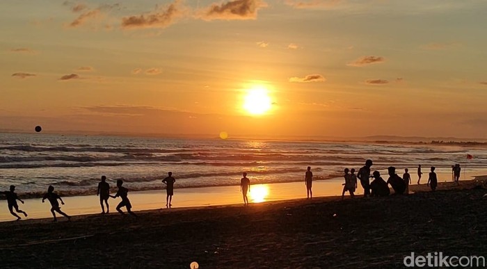 Sunset atau matahari terbenam di Pantai Pangandaran