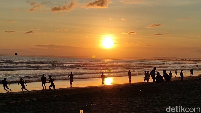 Sunset atau matahari terbenam di Pantai Pangandaran