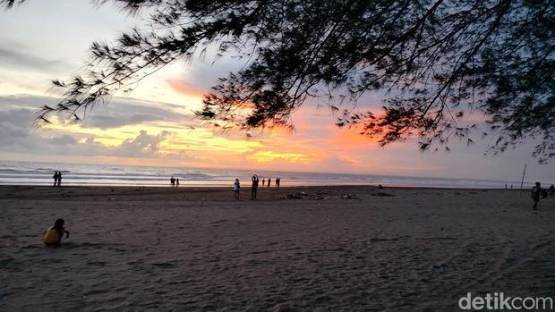 Sunset atau matahari terbenam di Pantai Pangandaran