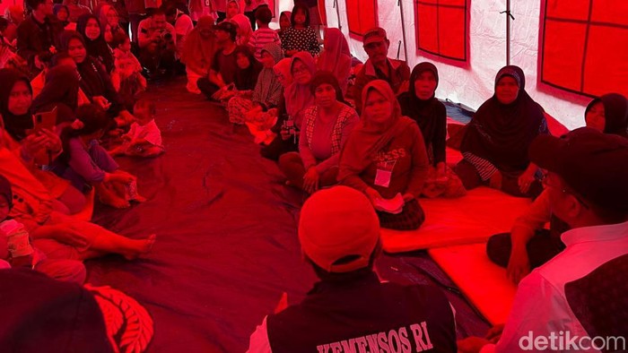 Tenda pengungsian korban gempa di Desa Cibeureum, Kertasari, Kabupaten Bandung (Anggi/detikcom).