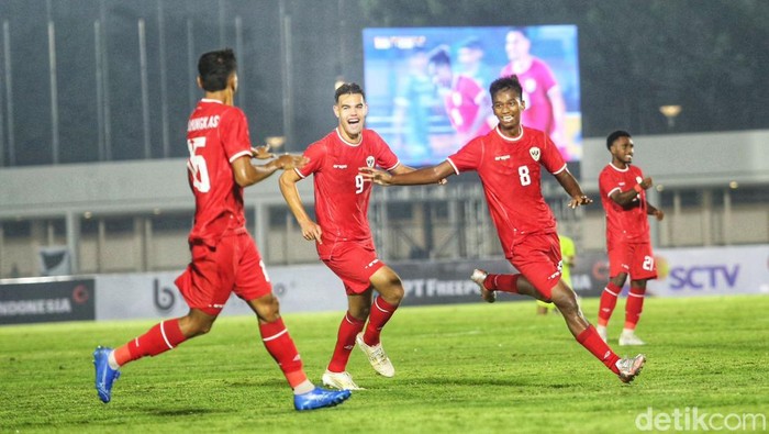 Timnas Indonesia U-20 vs Maladewa bertemu di matchday pertama Grup F Kualifikasi Piala Asia U-20 2025. Indonesia vs Maladewa berlangsung di Stadion Madya, Senayan, Rabu (25/9/2024) malam WIB. Hujan gol terjadi di babak kedua.