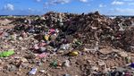 TPS Ditutup, Warga Libya Buang Sampah ke Pantai