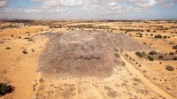 Pemandangan dari drone menunjukkan tempat pembuangan sampah utama yang ditutup oleh penduduk setempat.  