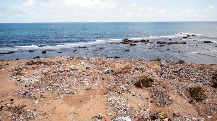 TPS Ditutup, Warga Buang Sampah ke Pantai Khoms Libya A drone view shows garbage dumped next to the beach after the main garbage dump was closed by the city's residents in Khoms, Libya, September 24, 2024. REUTERS/Ayman al-Sahili