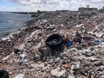 TPS Ditutup, Warga Libya Buang Sampah ke Pantai