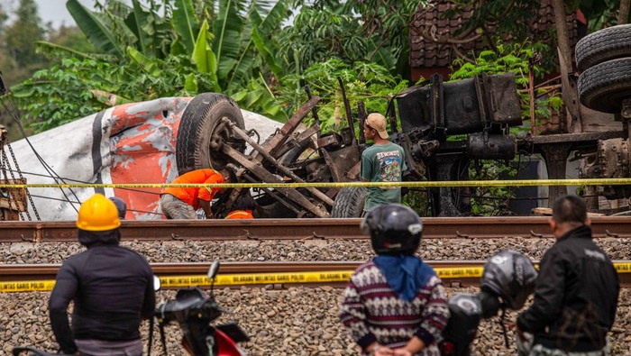 Truk Molen Ringsek Tertabrak KA Taksaka di Yogyakarta Sejumlah petugas memperbaiki alat kontrol pintu palang kereta yang terdampak peristiwa truk molen yang menemper kereta api (KA) Taksaka relasi Stasiun Gambir - Yogyakarta di jalur hulu antara Stasiun Sentolo - Rewulu, Sedayu, Bantul, D.I Yogyakarta, Rabu (25/9/2024). Tidak ada korban jiwa dalam perisitiwa yang terjadi di perlintasan sebidang JPL 714, KM 531+000 tersebut, dan kepolisian masih melakukan penyelidikan terkait peristiwa itu. ANTARA FOTO/Andreas Fitri Atmoko/agr/YU