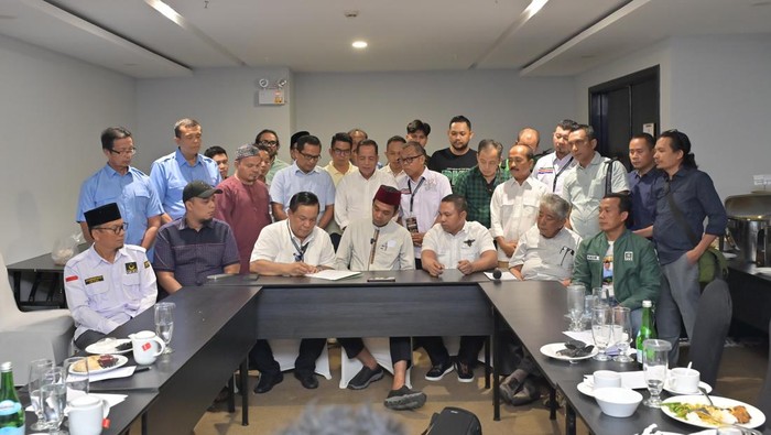UAS dan Paslon Bermarwah saat teken kesepakatan bersama (Foto: Istimewa)