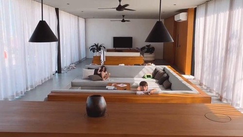 Unggahan Aleix Espargaro liburan bersama kedua anaknya di salah satu vila di Gili Meno, Lombok Utara, Rabu pagi (25/9/2024).