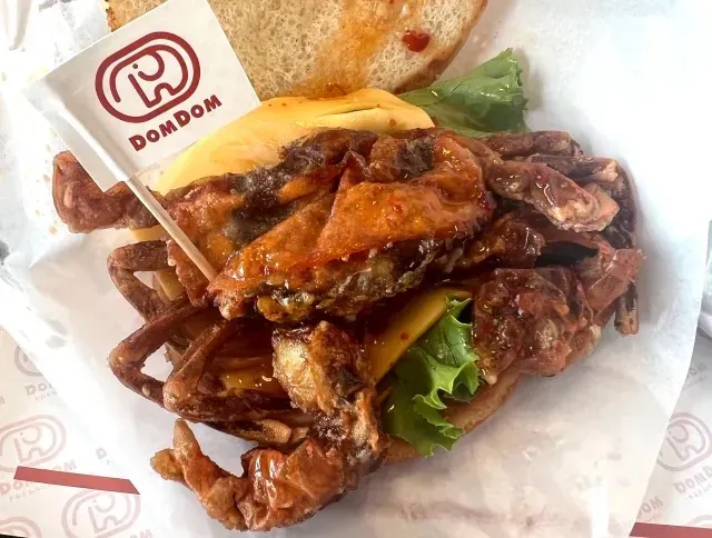 Unik!  Burger Ini Isinya Kepiting Utuh Berukuran Besar