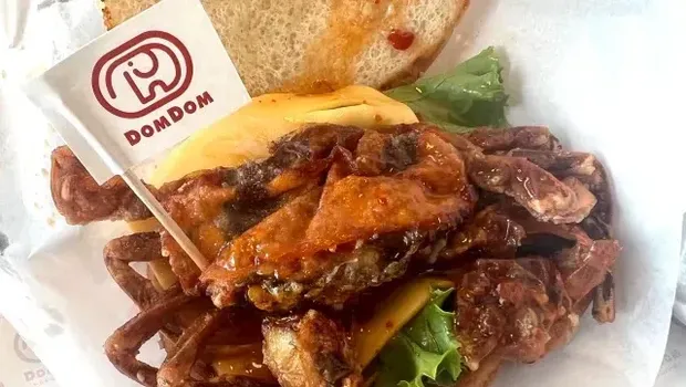 Unik!  Burger Ini Isinya Kepiting Utuh Berukuran Besar