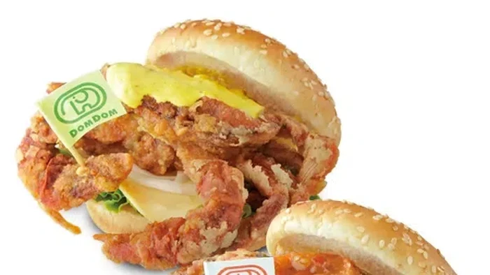 Unik!  Burger Ini Isinya Kepiting Utuh Berukuran Besar