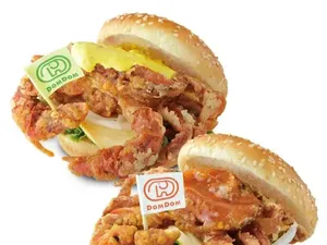Unik! Burger Ini Isinya Kepiting Utuh Berukuran Besar
