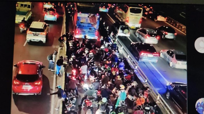 Video sejumlah pemotor terjebak bertumpuk di busway viral di medsos. Para pemotor itu berkerubung menyemut karena ada bus Transjakarta mogok. (repro Instagram)