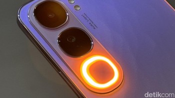 Sementara Vivo V40 Lite 4G juga memiliki kamera utama 50 MP bersanding dengan sensor depth 2 MP. Kedua HP disertakan kamera selfie 32 MP dan AI Aura Light Portrait yang memberikan efek pencahayaan di segala situasi. Foto: Adi Fida Rahman/detikINET