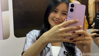 Vivo memasang tiga kamera yang siap mengabadikan setiap momen di segala kondisi. Kamera utama di bagian belakang Vivo V40 Lite 5G berukuran 50 MP menggunakan sensor Sony IMX882 yang dijanjikan dapat menangkap detail dengan tajam dan jernih, dipadukan dengan lensa ultra-wide 8 MP. Foto: Adi Fida Rahman/detikINET