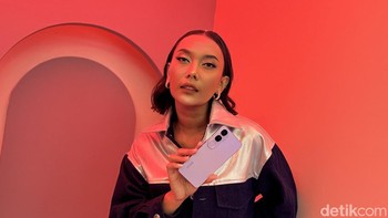 Vivo V40 Lite 4G dan 5G mengusung desain flat, baik pada layar, frame dan bagian layar. Membuat HP ini terasa kekinian, ditambah tampilan stylish lewat tiga pilihan warna. Foto: Adi Fida Rahman/detikINET
