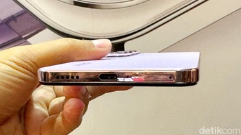 Baterai yang disematkan pada Vivo V40 Lite 4G dan 5G berkapasitas 5.000 mAh. Diberikan dukungan pengisian cepat 80W menjanjikan dapat terisi 45% dalam 15 menit. Foto: Adi Fida Rahman/detikINET