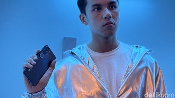 Ada warna Titanium Silver yang elegan dan Pearl Violet punya tampilan layaknya mutiara. Tidak ketinggalan Carbon Black yang memadukan hitam dan unggu, memberikan kesan premium yang tak lekan akan waktu. Foto: Adi Fida Rahman/detikINET