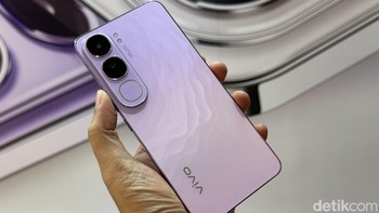 Dapur pacu kedua HP ini berbeda, Vivo V40 Lite 4G disokong Snapdragon 685 dan RAM 8 GB. Sementara versi 5G dimodali chip Snapdragon 4 Gen 2 diracik dengan RAM 12 GB. Foto: Adi Fida Rahman/detikINET