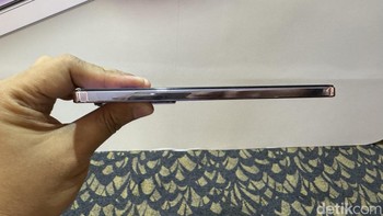 Vivo V40 Lite dibuat tipis dengan ketebalan hanya 7,79 mm. Bodinya dibalut oleh 2.5D Metallic Frame yang ergonomis sehingga kokoh sekaligus nyaman untuk digenggam, HP ini sudah tersertifikasi IP64 yang artinya tahan akan air hujan, goresan dan benturan ringan. Foto: Adi Fida Rahman/detikINET