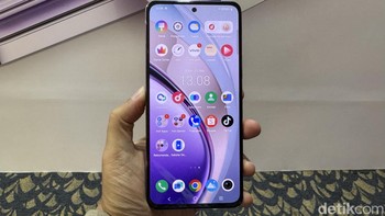 Untuk layarnya memakai panel AMOLED 6,67 inch resolusi Full HD+. Refresh ratenya 120Hz membuat gerakan di layar terasa lebih mulus. Foto: Adi Fida Rahman/detikINET