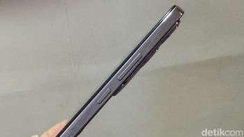 Vivo V40 Lite 4G dan 5G diperkuat dengan teknologi AI untuk meningkatkan pengalaman penggunaan. Ada AI Erase yang membantu kamu menghilangkan objek atau orang yang tidak diinginkan dalam foto dengan mudah. Foto: Adi Fida Rahman/detikINET