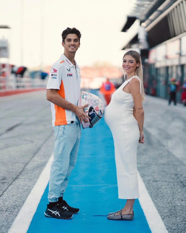 Marta Vincenzi, Pacar Luca MariniSalah satu WAG MotoGP cantik yang sering jadi sorotan adalah Marta Vincenzi.  Kekasih adik dari Valentino Rossi itu merupakan seorang selebgram yang punya perusahaan kecantikan dan terapi bernama MAISON96. Foto: Instagram