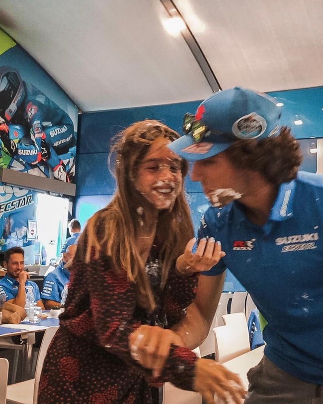 Alexandra Perez, Pacar Alex RinsAlenxandra adalah tunangan dari Alex Rins sejak 2020. Mereka sudah dikaruniai satu orang anak yang diberi nama Lucas.Foto: Instagram