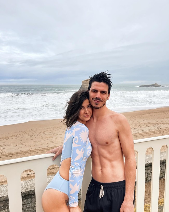 Alejandra Lopez Garro, Pacar Joan Mir WAGs lain yang mendukung pasangan mereka di MotoGP Mandalika adalah Alejandra. Alejandra adalah selebgram yang sering mengunggah pose cantiknya di berbagai destinasi glamour. Foto: Instagram