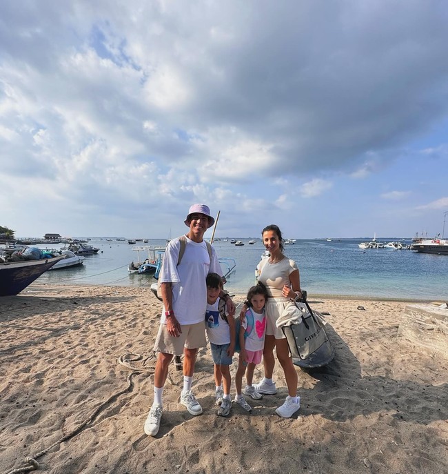 Laura Montero, Istri Aleix EspargaroAleix Espargaro membawa serta istrinya saat berkompetisi di MotoGP Mandalika 2024. Dalam postingan yang dibagikan, Aleix dan sang istri terlihat menikmati waktu mereka di Lombok bersama kedua anak kembar.Foto: Instagram