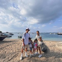 Laura Montero, Istri Aleix EspargaroAleix Espargaro membawa serta istrinya saat berkompetisi di MotoGP Mandalika 2024. Dalam postingan yang dibagikan, Aleix dan sang istri terlihat menikmati waktu mereka di Lombok bersama kedua anak kembar.Foto: Instagram