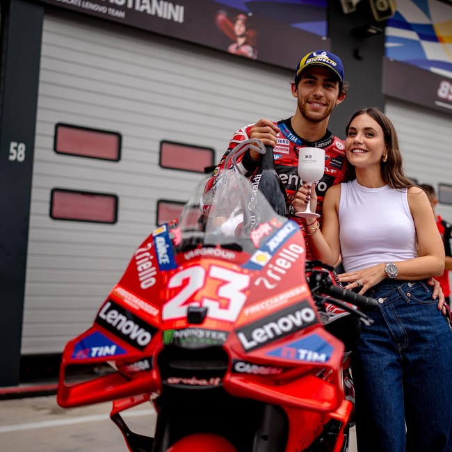 Alice Ricci, Pacar Enea BastianiniEnea Bastianini berkencan dengan Alice Ricci yang lebih tua tujuh tahun darinya. Mereka sudah bersama selama dua tahun belakangan. Foto: Instagram