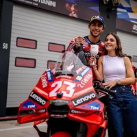 Alice Ricci, Pacar Enea BastianiniEnea Bastianini berkencan dengan Alice Ricci yang lebih tua tujuh tahun darinya. Mereka sudah bersama selama dua tahun belakangan. Foto: Instagram