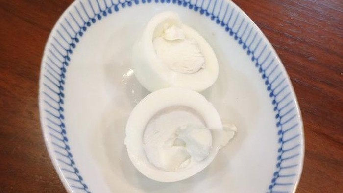 Wanita Ini Terkejut Beli Telur Ayam, Kuningnya Berwarna Putih