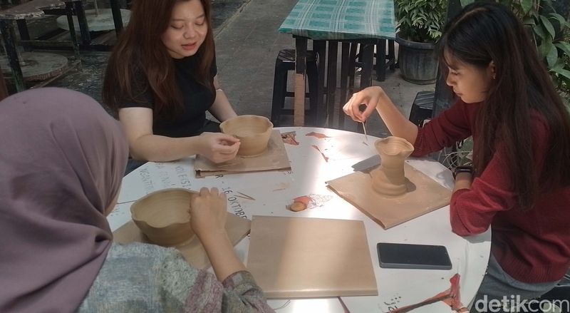 Banyak cara untuk melepas penat keseharian. Salah satu caranya dengan mengikuti kelas membuat keramik di Museum Seni Rupa dan Keramik di kawasan Kota Tua, Jakarta.