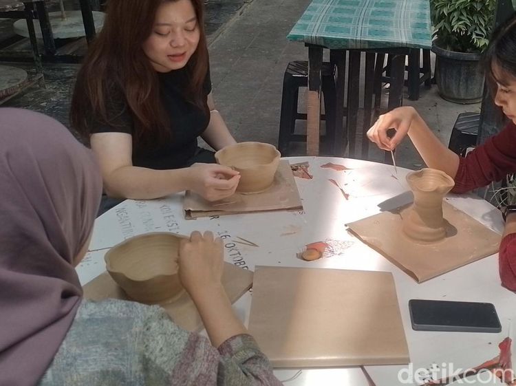 Yuk! Lepas Stres dengan Membuat Keramik