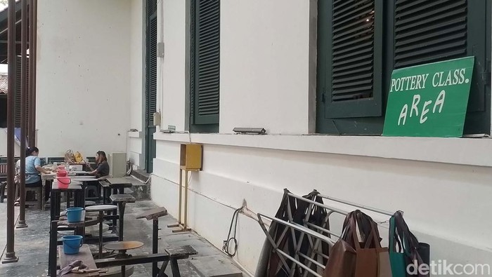 Yuk! Melepas Stres dengan Membuat Keramik Banyak cara untuk melepas penat keseharian. Salah satu caranya dengan mengikuti kelas membuat keramik di Museum Seni Rupa dan Keramik di kawasan Kota Tua, Jakarta.
