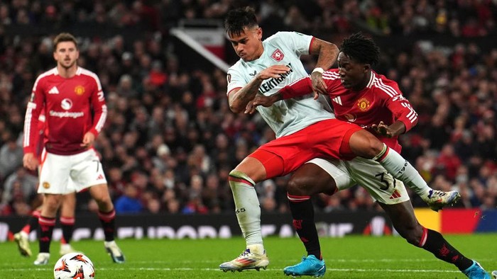 Manchester Uniteds Kobbie Mainoo (right) and Twentes Mees Hilgers battle for the ball during the UEFA Europa League match at Old Trafford, Manchester. Picture date: Wednesday September 25, 2024. (Photo by Martin Rickett/PA Images via Getty Images)