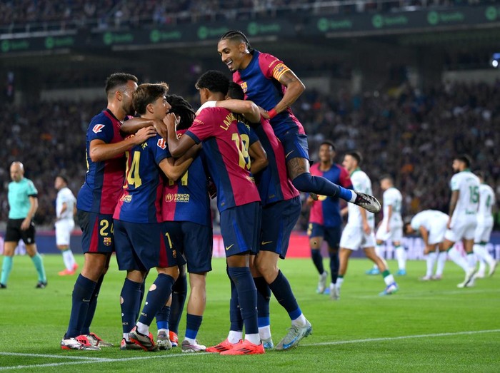 BARCELONA, SPAIN - SEPTEMBER 25: Robert Lewandowski of FC Barcelona (obscured) celebrates scoring his team's first goal with teammates during the La Liga EA Sports match between FC Barcelona and Getafe CF  at Camp Nou on September 25, 2024 in Barcelona, Spain. (Photo by David Ramos/Getty Images)
