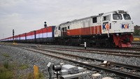 Rangkaian gerbong kereta api batubara yang dihiasi bendera Merah Putih melintas di Stasiun Kramasan, Kertapati, Palembang, Sumatera Selatan, Rabu (25/9/2024).