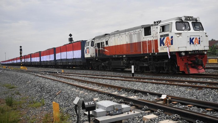 Rangkaian gerbong kereta api batubara yang dihiasi bendera Merah Putih melintas di Stasiun Kramasan, Kertapati, Palembang, Sumatera Selatan, Rabu (25/9/2024). KAI Divre III Palembang memecahkan rekor MURI dengan memasang 264 bendera Merah Putih berukuran 2x3 meter di sepanjang 33 gerbong kontainer batubara yang berjalan dari Stasiun Kramasan menuju Stasiun Kertapati Palembang.  ANTARA FOTO/Nova Wahyudi/rwa.