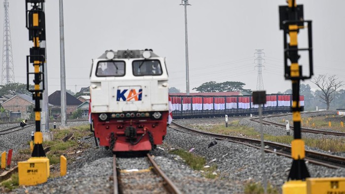 Rangkaian gerbong kereta api batubara yang dihiasi bendera Merah Putih melintas di Stasiun Kramasan, Kertapati, Palembang, Sumatera Selatan, Rabu (25/9/2024). KAI Divre III Palembang memecahkan rekor MURI dengan memasang 264 bendera Merah Putih berukuran 2x3 meter di sepanjang 33 gerbong kontainer batubara yang berjalan dari Stasiun Kramasan menuju Stasiun Kertapati Palembang.  ANTARA FOTO/Nova Wahyudi/rwa.